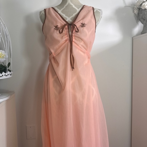 Rare vintage 1960s nightgown - Picture 2 of 12